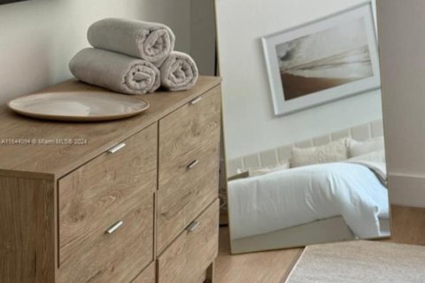 House in Biscayne Park, Florida 3 bedrooms, 179.95 sq.m. № 1946579 - photo 17