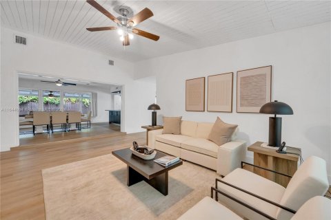 House in Biscayne Park, Florida 3 bedrooms, 179.95 sq.m. № 1946579 - photo 24