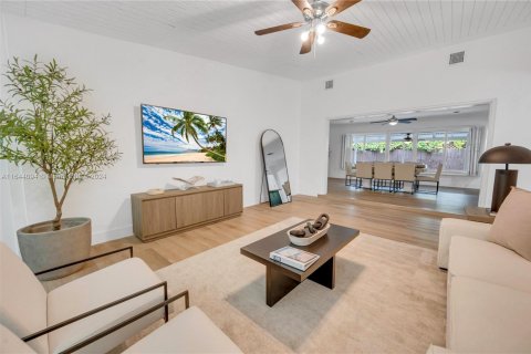 House in Biscayne Park, Florida 3 bedrooms, 179.95 sq.m. № 1946579 - photo 23