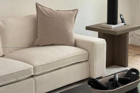 House in Biscayne Park, Florida 3 bedrooms, 179.95 sq.m. № 1946579 - photo 10