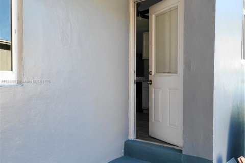 Снять в аренду коммерческую недвижимость в Майами, Флорида 1 спальня, 37.16м2, № 1962355 - фото 2