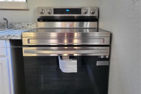 Снять в аренду коммерческую недвижимость в Майами, Флорида 1 спальня, 37.16м2, № 1962355 - фото 5