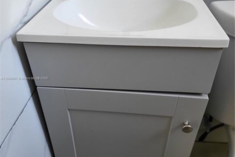 Снять в аренду коммерческую недвижимость в Майами, Флорида 1 спальня, 37.16м2, № 1962355 - фото 10