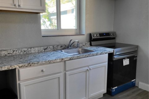 Снять в аренду коммерческую недвижимость в Майами, Флорида 1 спальня, 37.16м2, № 1962355 - фото 3