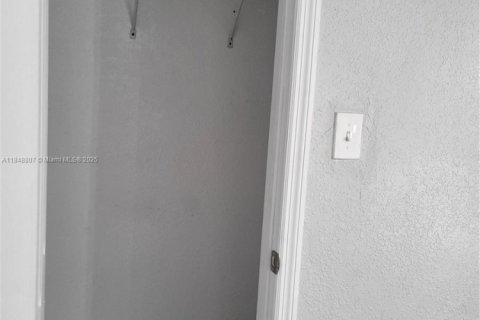 Снять в аренду коммерческую недвижимость в Майами, Флорида 1 спальня, 37.16м2, № 1962355 - фото 9