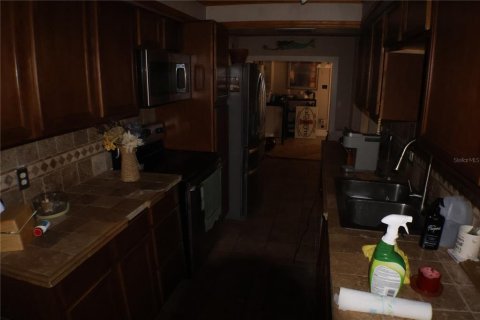 Condo in Titusville, Florida, 2 bedrooms № 2198164 - photo 8