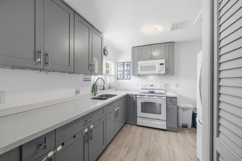 House in Miami, Florida 6 bedrooms, 112.5 sq.m. № 2250574