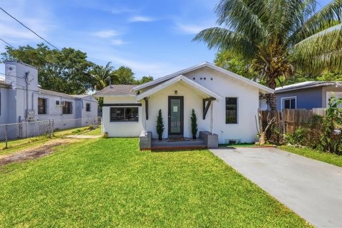 Casa en venta en Miami, Florida, 6 dormitorios, 112.5 m2 № 2250574 - foto 3
