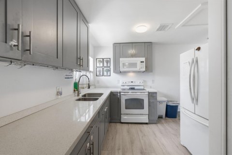 Casa en venta en Miami, Florida, 6 dormitorios, 112.5 m2 № 2250574 - foto 10
