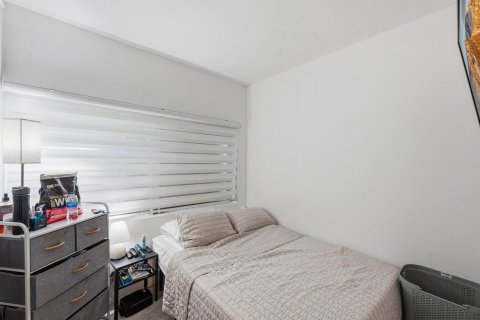 Casa en venta en Miami, Florida, 6 dormitorios, 112.5 m2 № 2250574 - foto 18