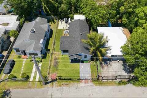 Casa en venta en Miami, Florida, 6 dormitorios, 112.5 m2 № 2250574 - foto 27