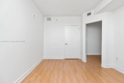 Condo in Miami, Florida, 3 bedrooms  № 1955399 - photo 10