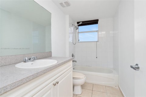 Condo in Miami, Florida, 3 bedrooms  № 1955399 - photo 11