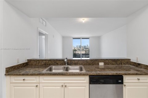 Condo in Miami, Florida, 3 bedrooms  № 1955399 - photo 5