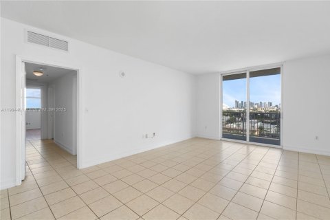 Condo in Miami, Florida, 3 bedrooms  № 1955399 - photo 25