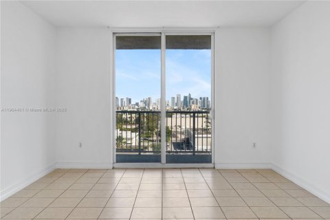 Condo in Miami, Florida, 3 bedrooms  № 1955399 - photo 16