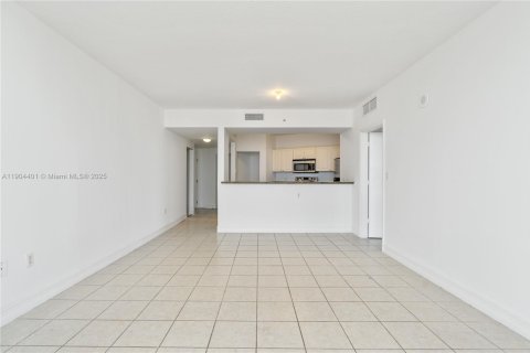 Condo in Miami, Florida, 3 bedrooms  № 1955399 - photo 2