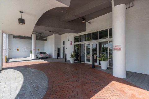 Condo in Miami, Florida, 3 bedrooms  № 1955399 - photo 19