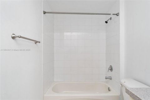 Condo in Miami, Florida, 3 bedrooms  № 1955399 - photo 12
