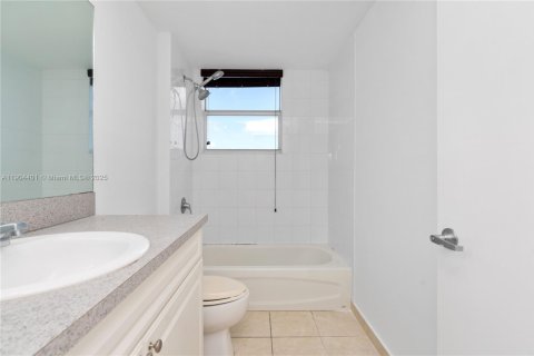 Condo in Miami, Florida, 3 bedrooms  № 1955399 - photo 6