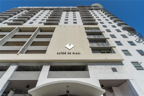 Condo in Miami, Florida, 3 bedrooms  № 1955399 - photo 1