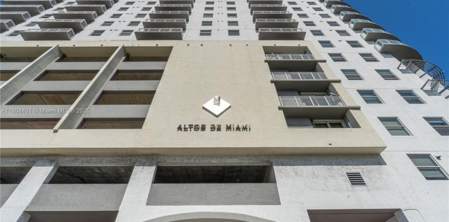 Condo in Miami, Florida, 3 bedrooms  № 1955399