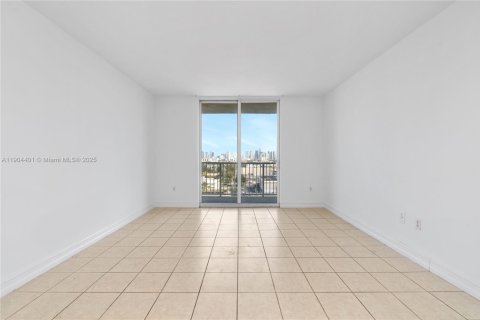 Condo in Miami, Florida, 3 bedrooms  № 1955399 - photo 3