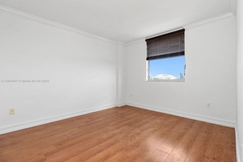 Condo in Miami, Florida, 3 bedrooms  № 1955399 - photo 8