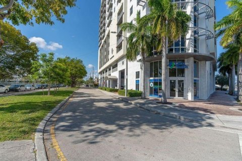 Condo in Miami, Florida, 3 bedrooms  № 1955399 - photo 15