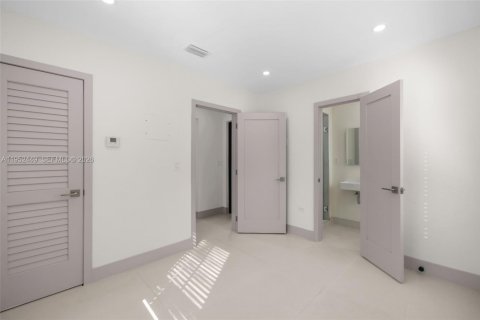 House in Coral Gables, Florida 3 bedrooms, 158.68 sq.m. № 2008692 - photo 27