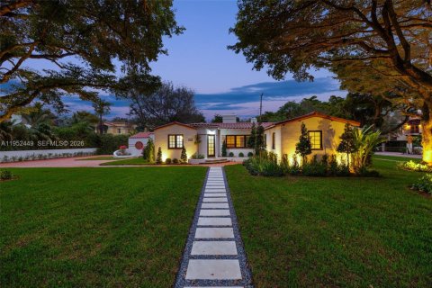 House in Coral Gables, Florida 3 bedrooms, 158.68 sq.m. № 2008692 - photo 2