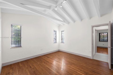 House in Coral Gables, Florida 3 bedrooms, 158.68 sq.m. № 2008692 - photo 14