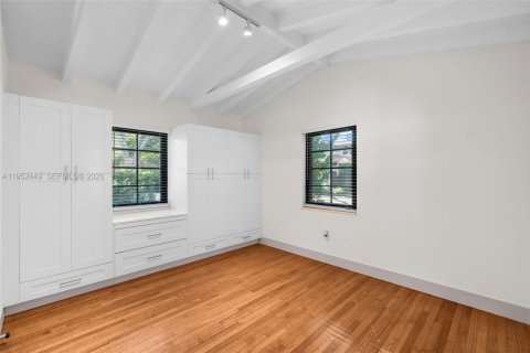 House in Coral Gables, Florida 3 bedrooms, 158.68 sq.m. № 2008692 - photo 23