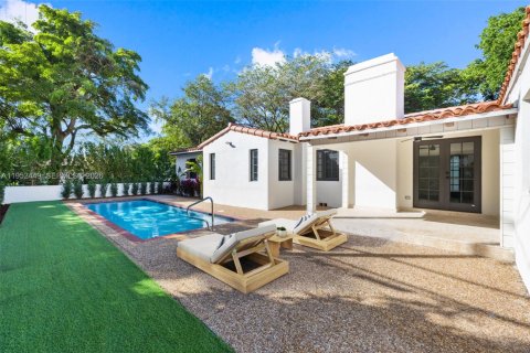 House in Coral Gables, Florida 3 bedrooms, 158.68 sq.m. № 2008692 - photo 29