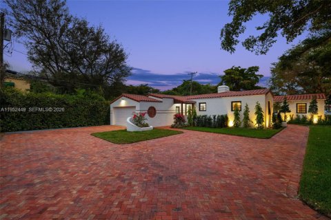 House in Coral Gables, Florida 3 bedrooms, 158.68 sq.m. № 2008692 - photo 3