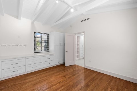 House in Coral Gables, Florida 3 bedrooms, 158.68 sq.m. № 2008692 - photo 22