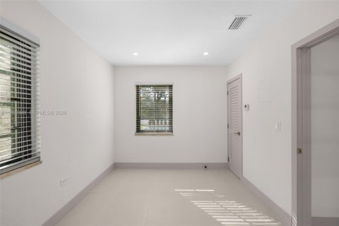 House in Coral Gables, Florida 3 bedrooms, 158.68 sq.m. № 2008692 - photo 26
