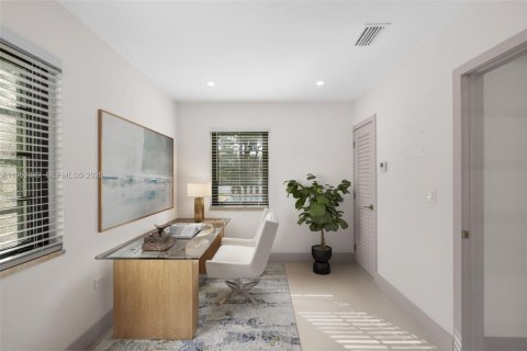 House in Coral Gables, Florida 3 bedrooms, 158.68 sq.m. № 2008692 - photo 25