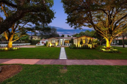 House in Coral Gables, Florida 3 bedrooms, 158.68 sq.m. № 2008692