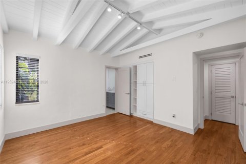 House in Coral Gables, Florida 3 bedrooms, 158.68 sq.m. № 2008692 - photo 13