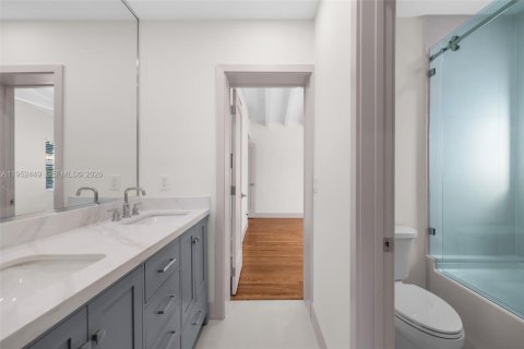 House in Coral Gables, Florida 3 bedrooms, 158.68 sq.m. № 2008692 - photo 16