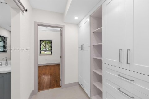 House in Coral Gables, Florida 3 bedrooms, 158.68 sq.m. № 2008692 - photo 15
