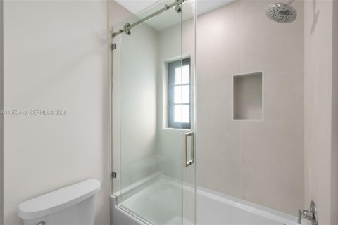 House in Coral Gables, Florida 3 bedrooms, 158.68 sq.m. № 2008692 - photo 17