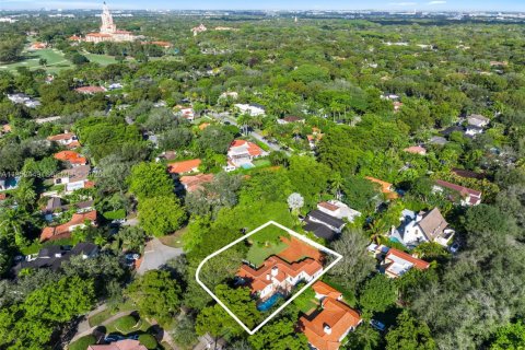 House in Coral Gables, Florida 3 bedrooms, 158.68 sq.m. № 2008692 - photo 4