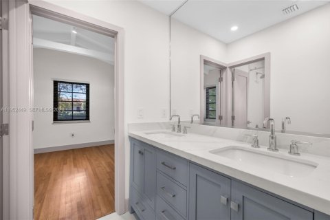 House in Coral Gables, Florida 3 bedrooms, 158.68 sq.m. № 2008692 - photo 18