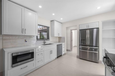 House in Coral Gables, Florida 3 bedrooms, 158.68 sq.m. № 2008692 - photo 8