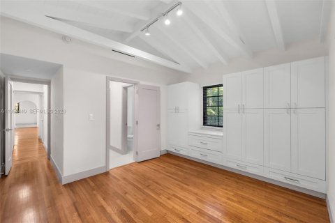 House in Coral Gables, Florida 3 bedrooms, 158.68 sq.m. № 2008692 - photo 19