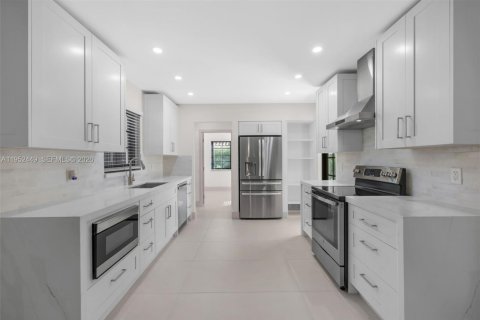 House in Coral Gables, Florida 3 bedrooms, 158.68 sq.m. № 2008692 - photo 9