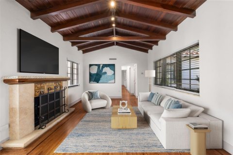 House in Coral Gables, Florida 3 bedrooms, 158.68 sq.m. № 2008692 - photo 7