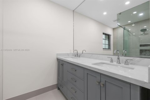 House in Coral Gables, Florida 3 bedrooms, 158.68 sq.m. № 2008692 - photo 21